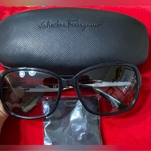 Salvatore Ferragamo Sunglasses Black w/ case
58/17/130